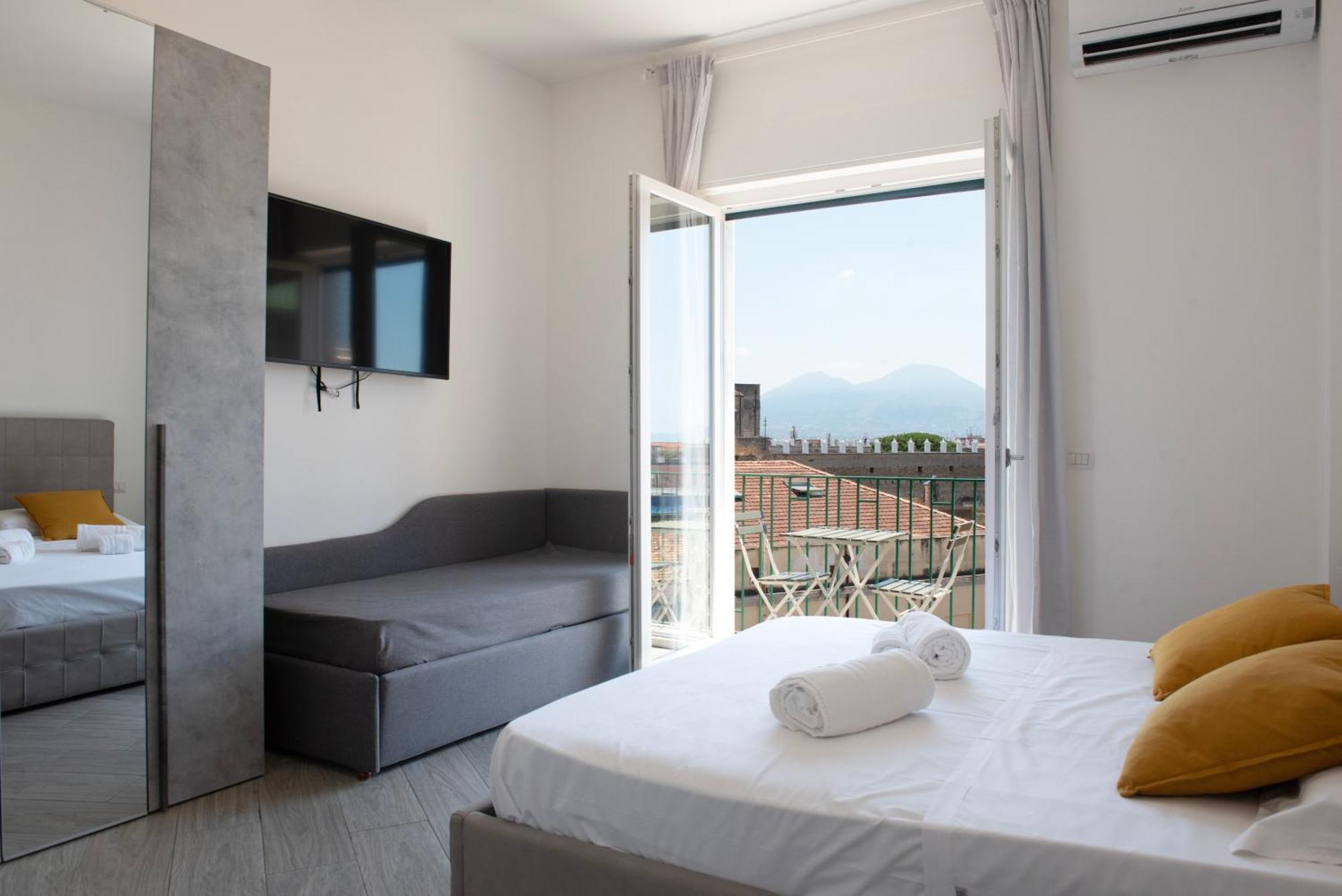 Monteleone ,12 Naples